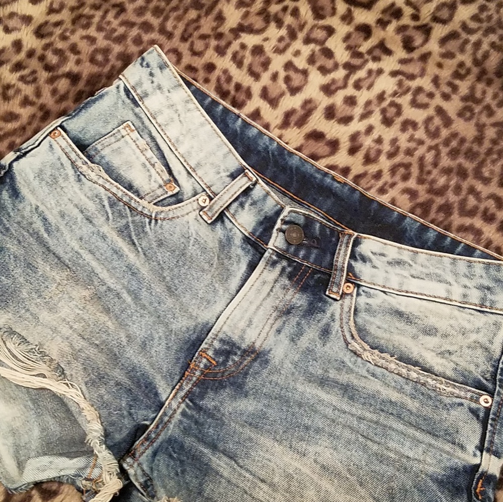 H&M mid to high waisted shorts. - Picture 4 of 6